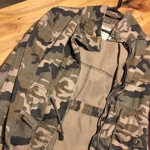 Camo jacket cute to dress up with.